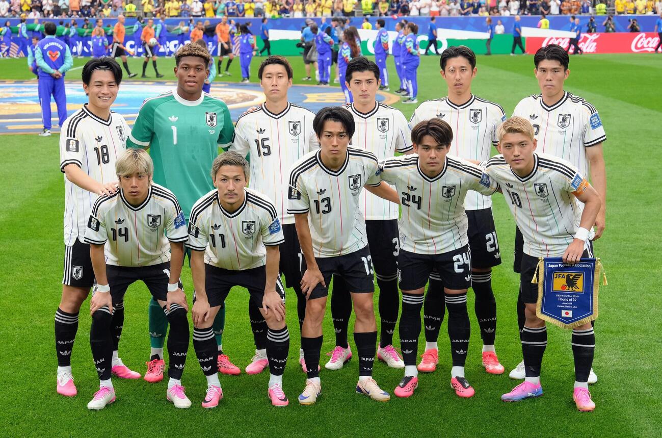 日本対ブラジル　集合写真に納まる日本代表のスタメン。前列左から伊東純也、前田大然、中村敬斗、佐野海舟、堂安律、後列左から上田綺世、GK鈴木彩艶、鎌田大地、谷口彰悟、伊藤洋輝、冨安健洋（撮影・足立雅史）