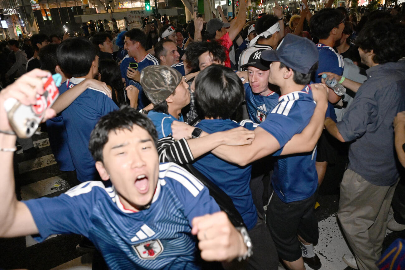 W杯決勝1次リーグのブラジル対日本戦を前に盛り上がるサポーターたち（撮影・千葉一成）