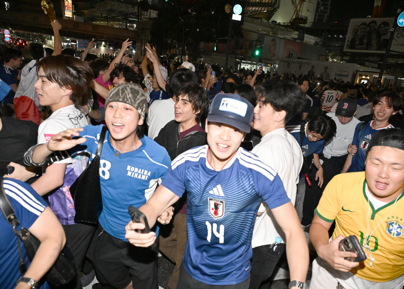 W杯決勝1次リーグのブラジル対日本戦を前に盛り上がるサポーターたち（撮影・千葉一成）