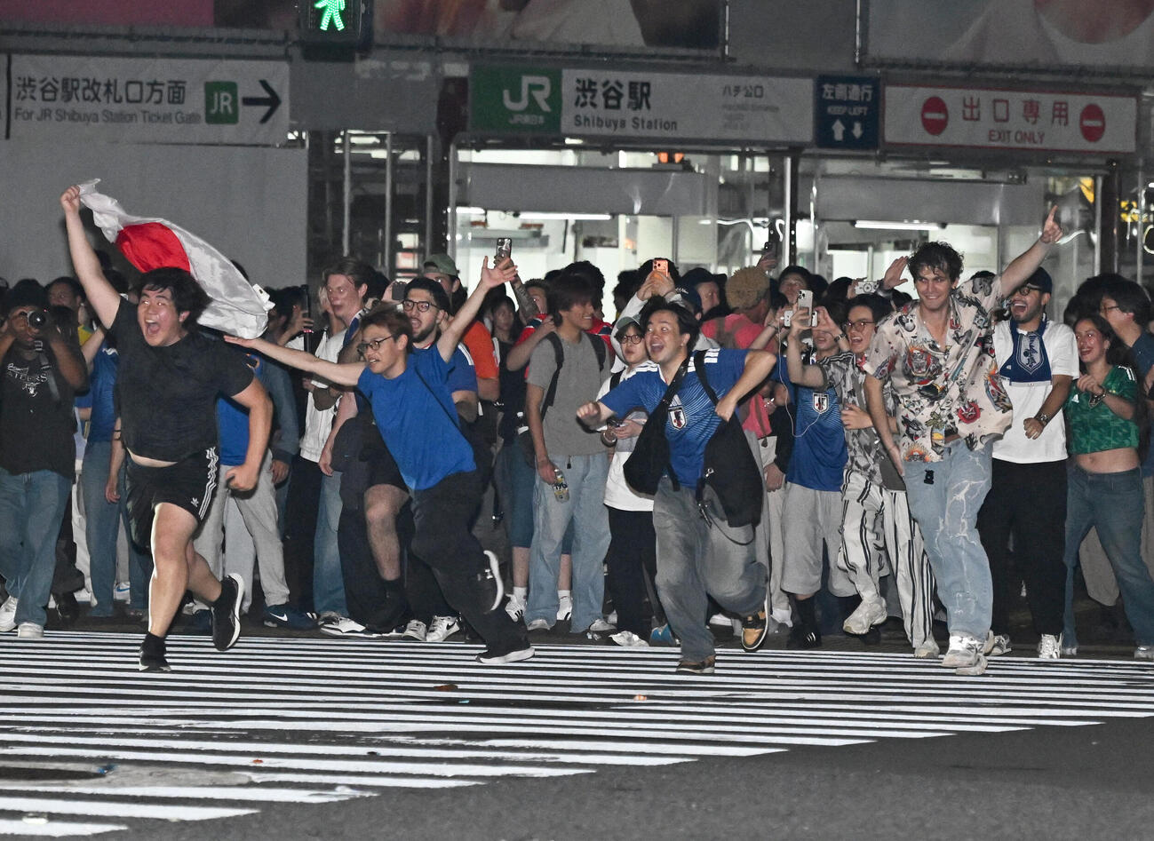 W杯決勝1次リーグのブラジル対日本戦を前に盛り上がるサポーターたち（撮影・千葉一成）