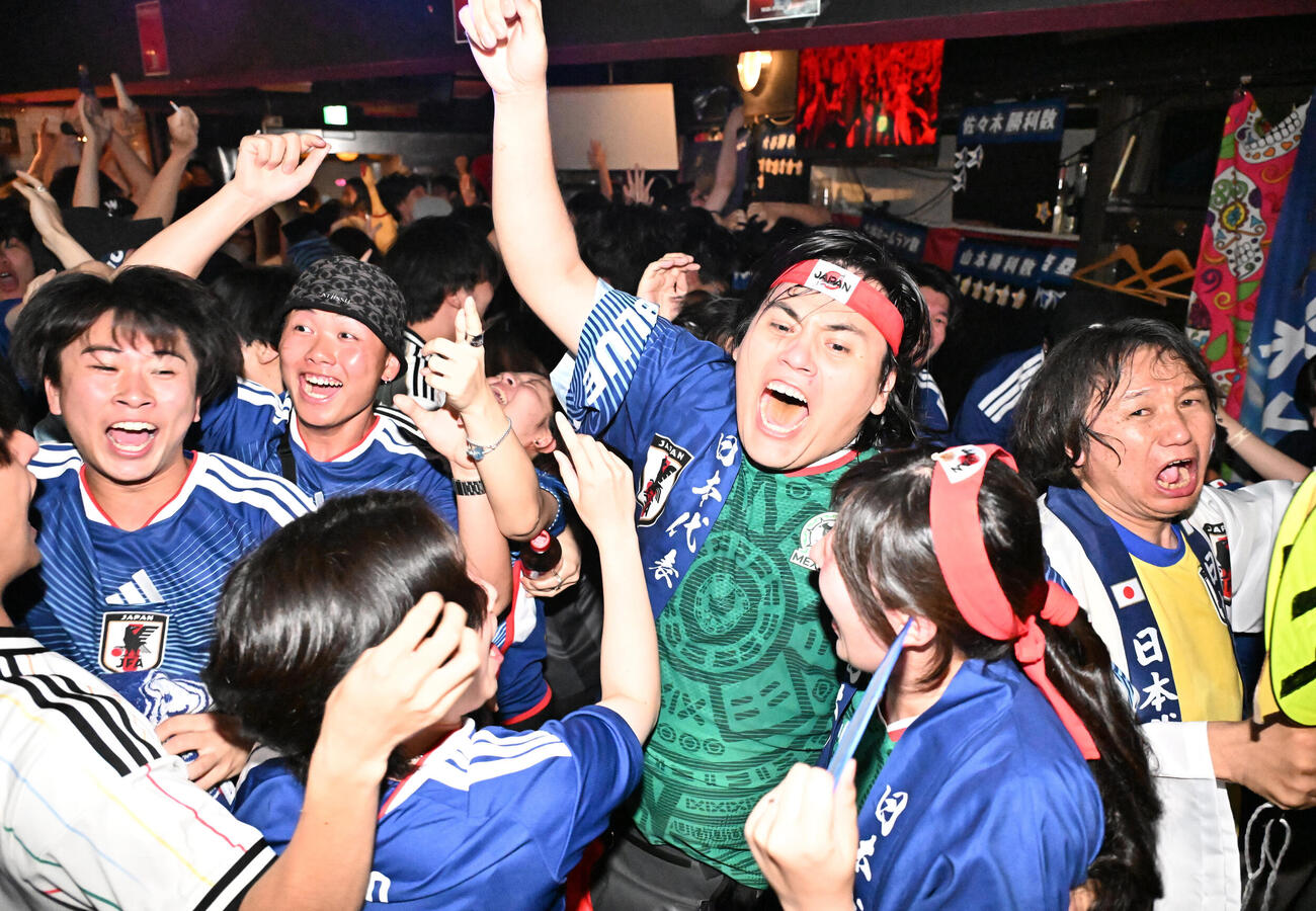 ブラジル戦で日本の先制ゴールを喜ぶサポーター（撮影・千葉一成）