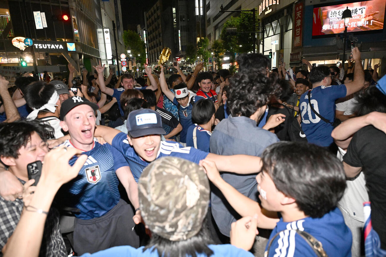 W杯決勝1次リーグのブラジル対日本戦を前に盛り上がるサポーターたち（撮影・千葉一成）