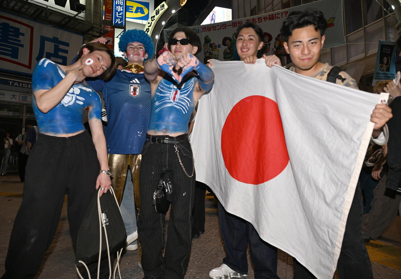 W杯決勝1次リーグのブラジル対日本戦を前に盛り上がるサポーターたち（撮影・千葉一成）
