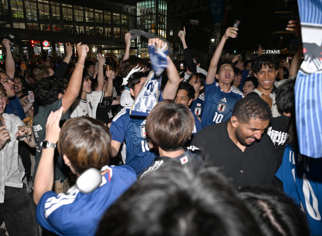 W杯決勝1次リーグのブラジル対日本戦を前に盛り上がるサポーターたち（撮影・千葉一成）