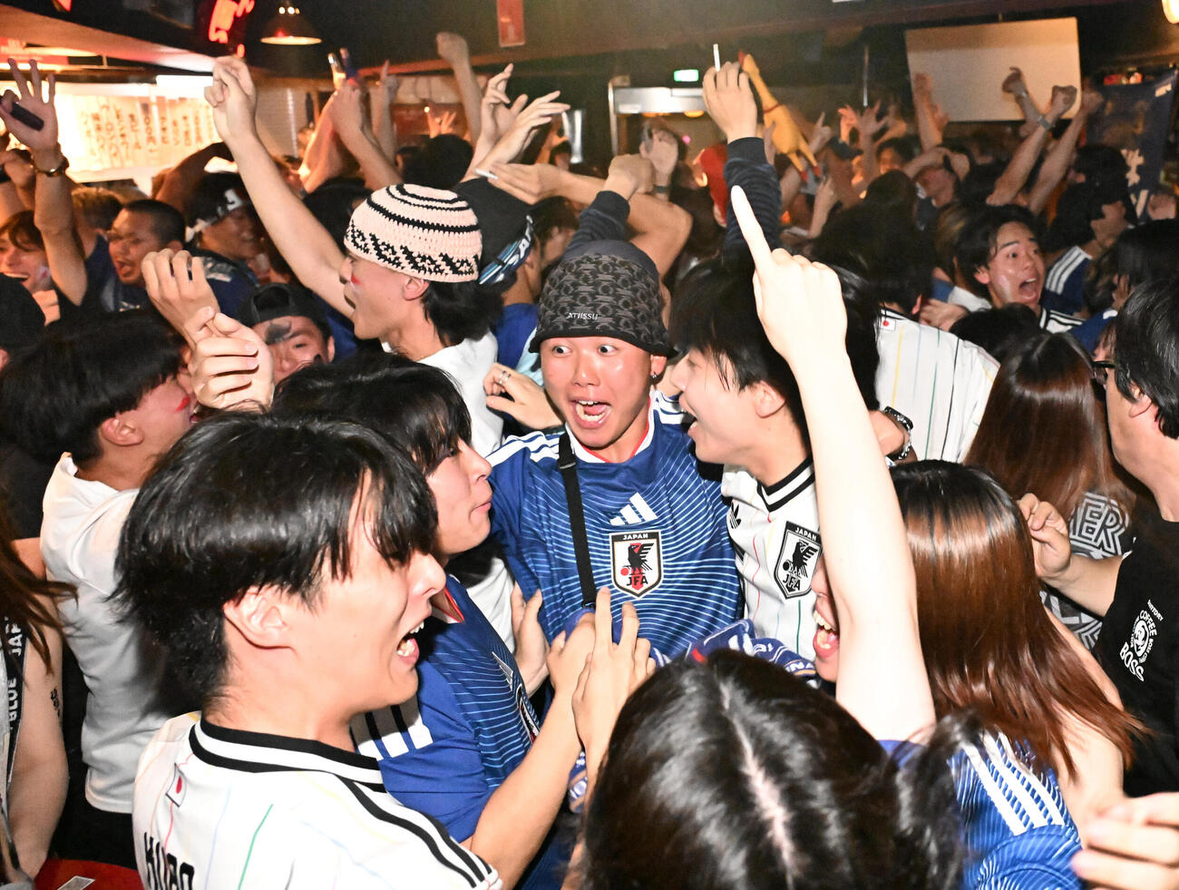 ブラジル戦で日本の先制ゴールを喜ぶサポーター（撮影・千葉一成）