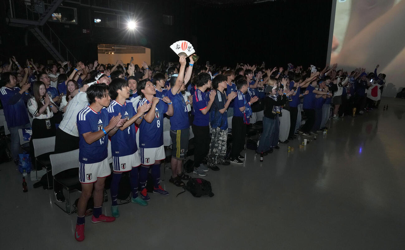 試合前、盛り上がる日本サポーター（撮影・たえ見朱実）