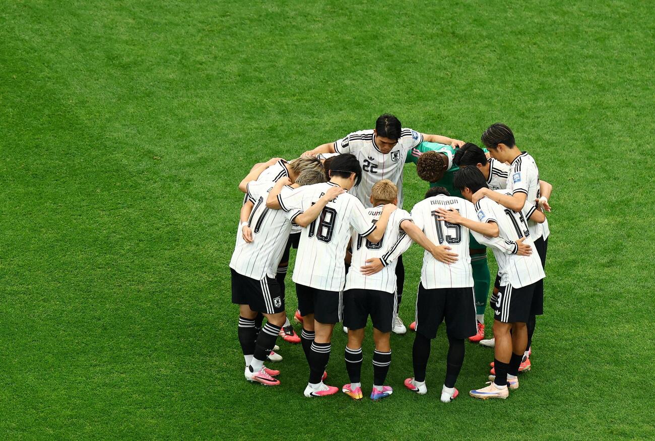 Soccer Football－FIFA World Cup 2026－Round of 32－Brazil v Japan－Houston Stadium, Houston, Texas, U.S.－June 29, 2026 Japan players huddle before the match REUTERS／Pedro Nunes