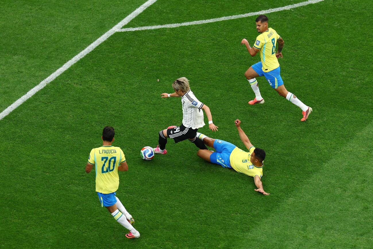 伊東をファウルで止めるブラジル代表カゼミロ（ロイター）