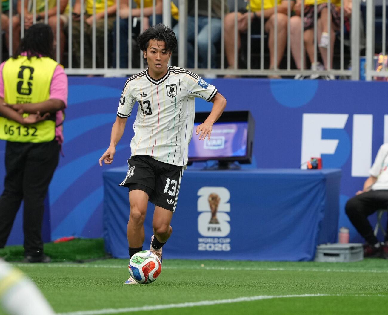 日本対ブラジル　前半、攻め込む中村敬斗（撮影・足立雅史）