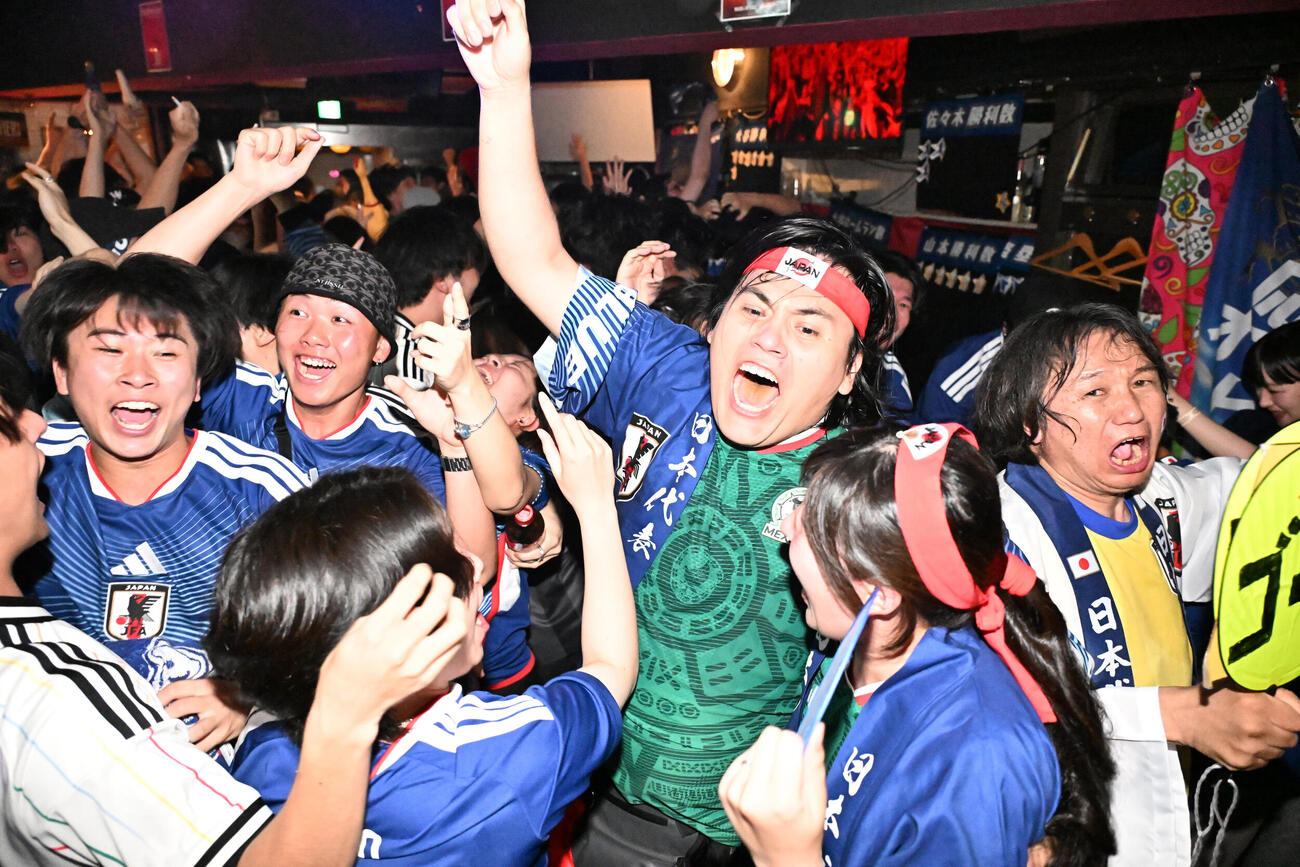 ブラジル戦で日本の先制ゴールを喜ぶサポーター（撮影・千葉一成）