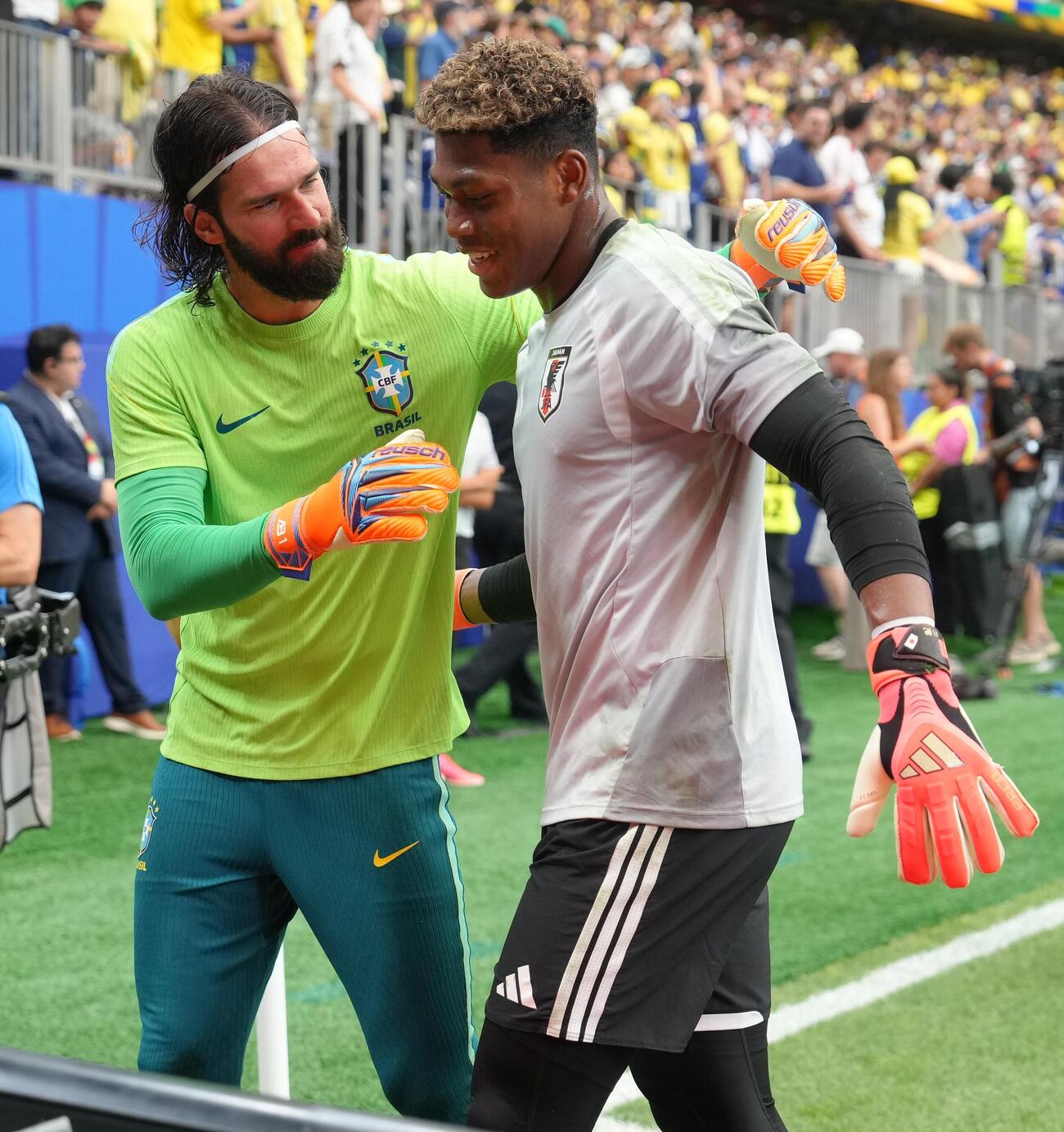 日本対ブラジル　試合前練習でブラジルGKアリソン（左）から声をかけられるGK鈴木彩艶（撮影・足立雅史）