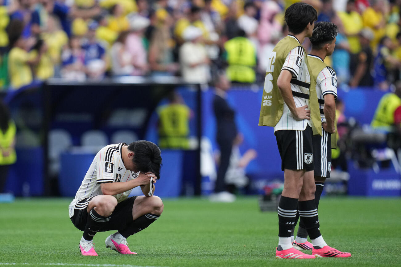 肩を落とす上田綺世ら日本代表（AP)