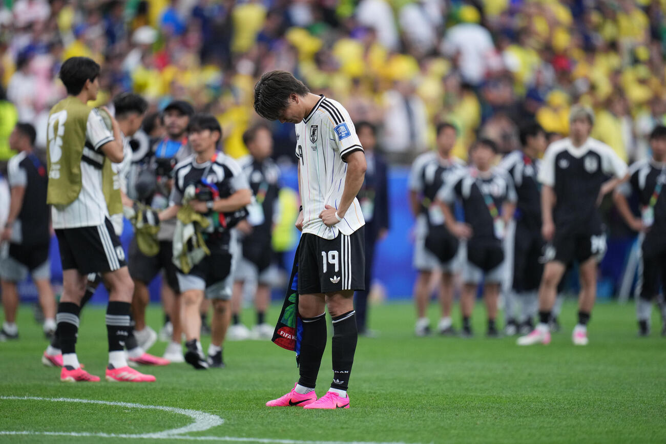 肩を落とす小川航基ら日本代表（AP)
