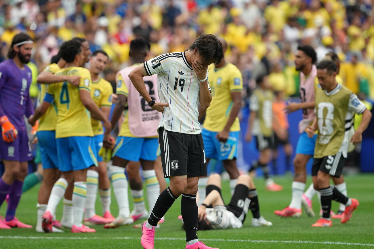 日本対ブラジル　ブラジルに敗れ、うつむく小川航基（撮影・足立雅史）