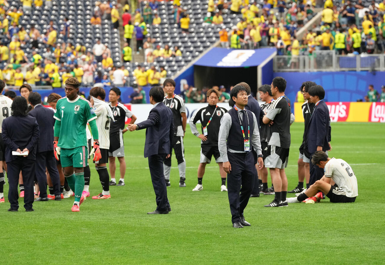 日本対ブラジル　ブラジルに敗れ、ぼうぜんとする森保一監督（手前）（撮影・足立雅史）