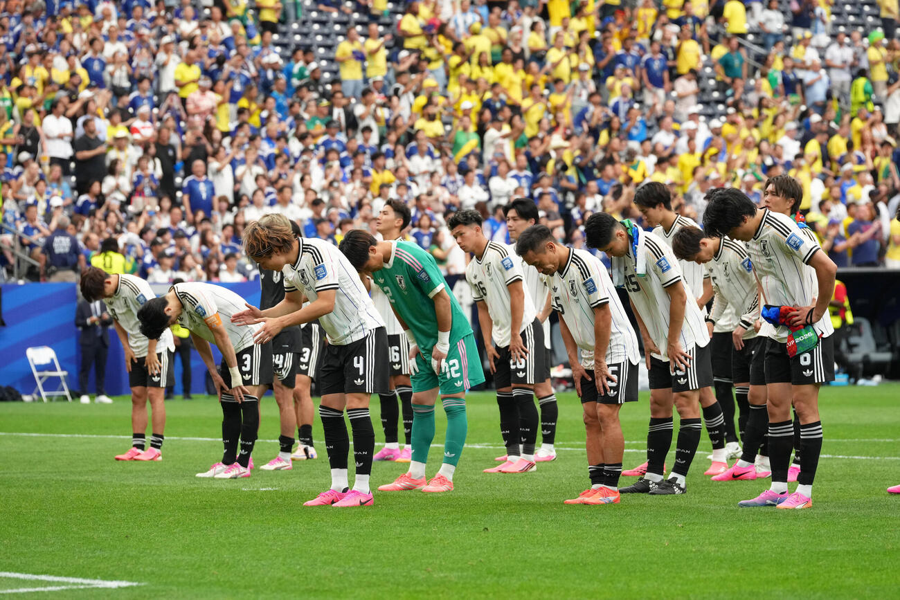 日本対ブラジル　ブラジルに敗れ、サポーターに一礼する日本代表（撮影・足立雅史）