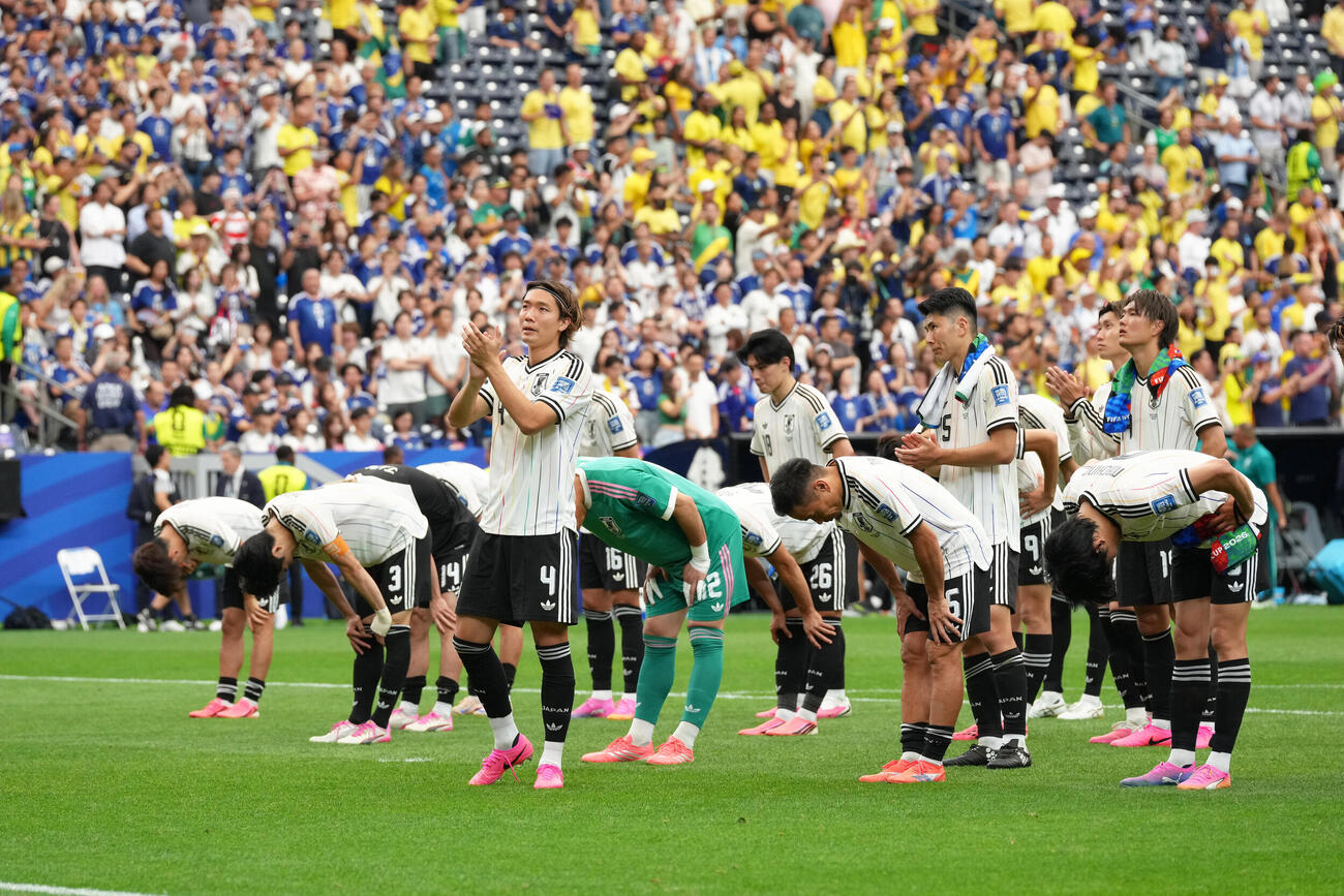 日本対ブラジル　ブラジルに敗れ、サポーターに一礼する日本代表。手前は板倉滉（撮影・足立雅史）