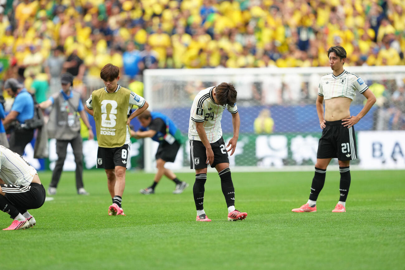 日本対ブラジル　ブラジルに敗れ肩を落とす日本代表。左から久保建英、佐野海舟、伊藤洋輝（撮影・足立雅史）
