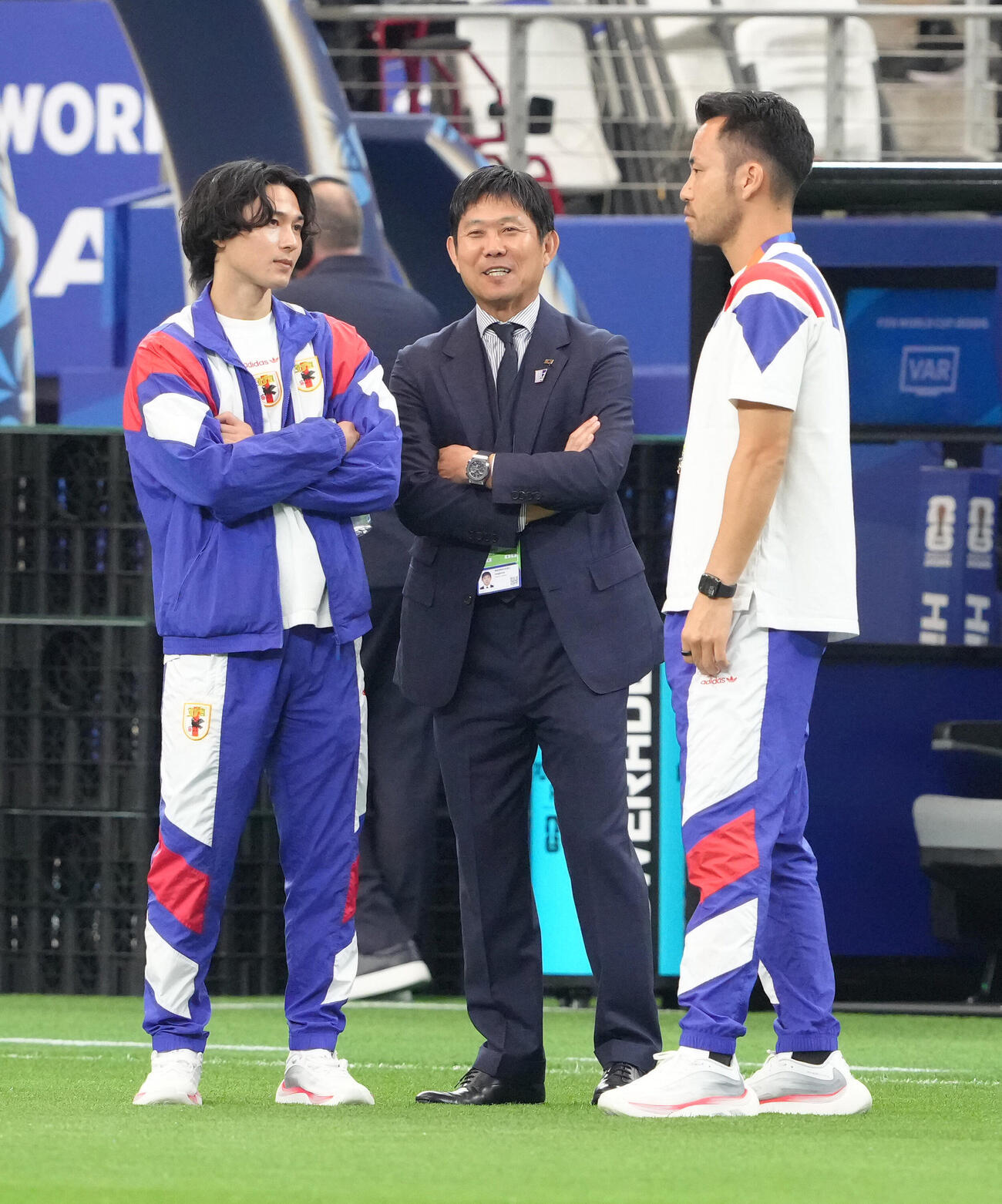 左から南野拓実、森保一監督、吉田麻也（2026年6月撮影）　