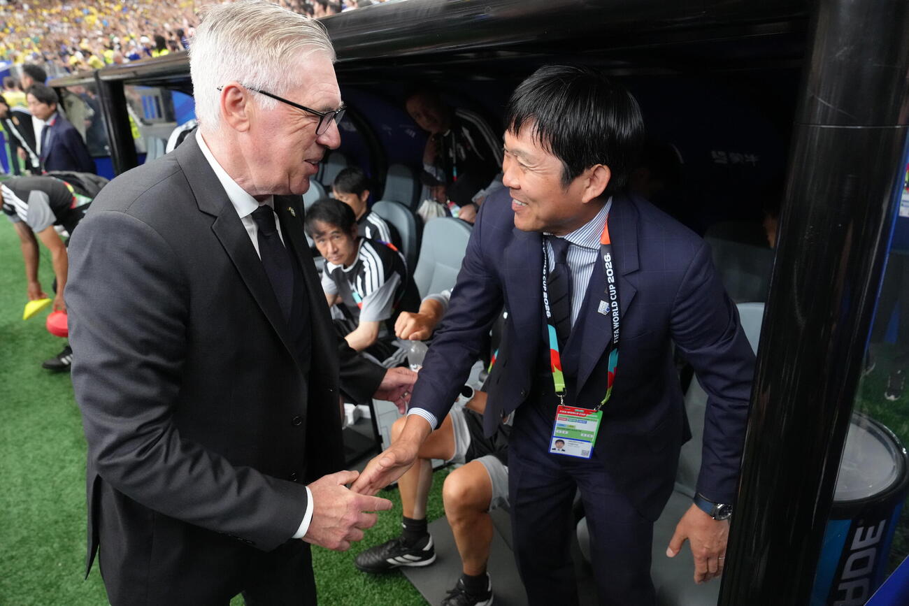 日本対ブラジル　試合前、ブラジルのカルロ・アンチェロッティ監督（左）と握手を交わす森保一監督（撮影・足立雅史）