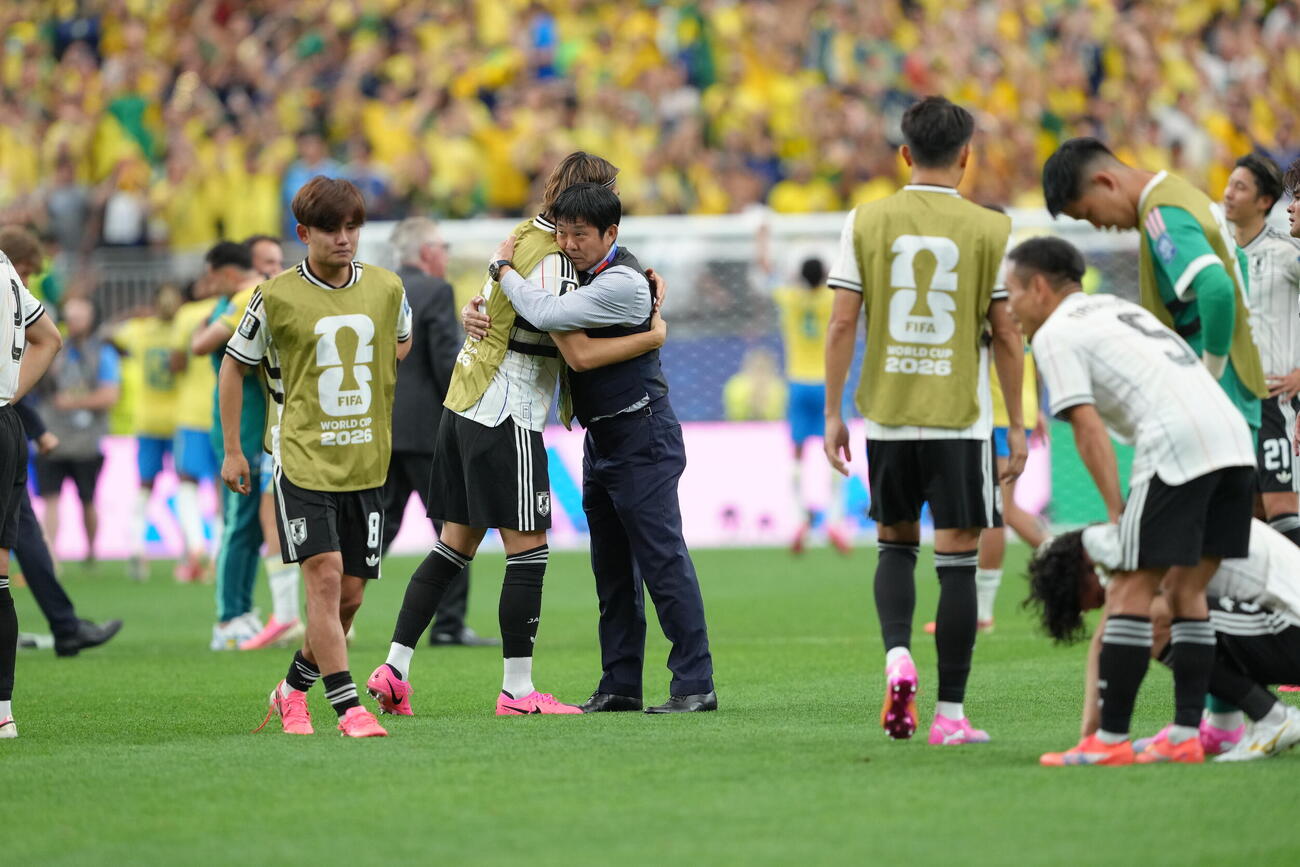 日本対ブラジル　ブラジルに敗れ、板倉滉（中央左）らイレブンをねぎらう森保一監督（同右）（撮影・足立雅史）