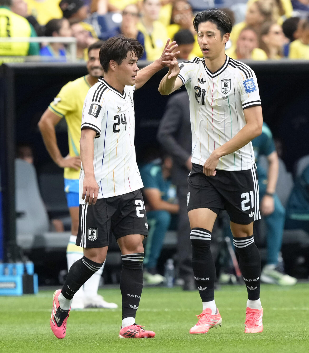 日本－ブラジル　前半、先制ゴールを決め伊藤洋輝（右）に祝福される佐野海舟（共同）