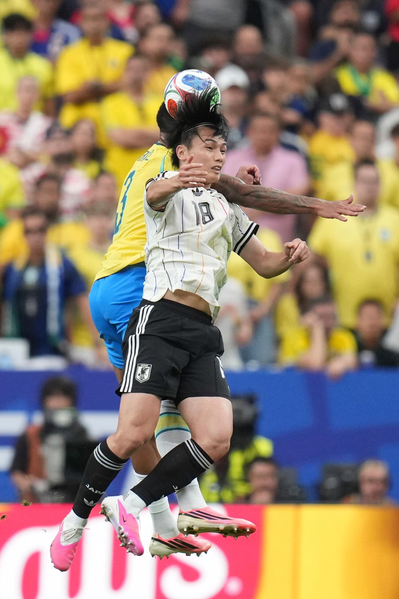 競り合う上田綺世（AP）
