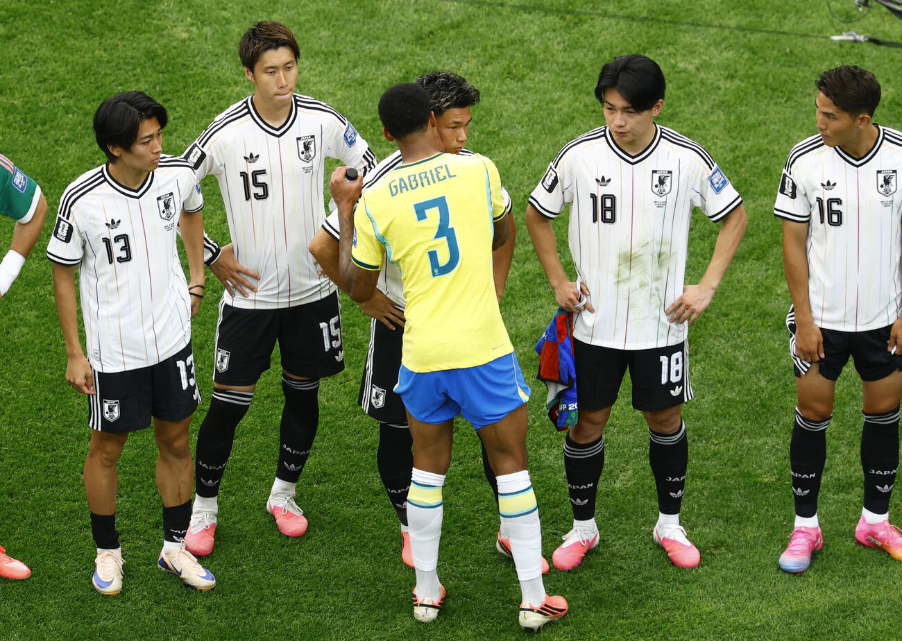 試合後、塩貝に声をかけるブラジルのガブリエル（3）（共同）