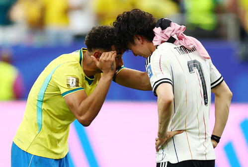 ちっぽけな奴め！」ブラジルFWが５本指で日本挑発、DFは整列中の塩貝に耳打ち「小僧」扱い - ワールドカップ2026写真ニュース : 日刊スポーツ
