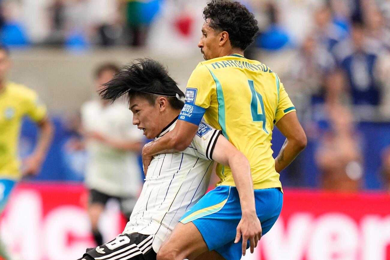 ブラジルDFマルキーニョスに首を押さえられる上田綺世（AP）