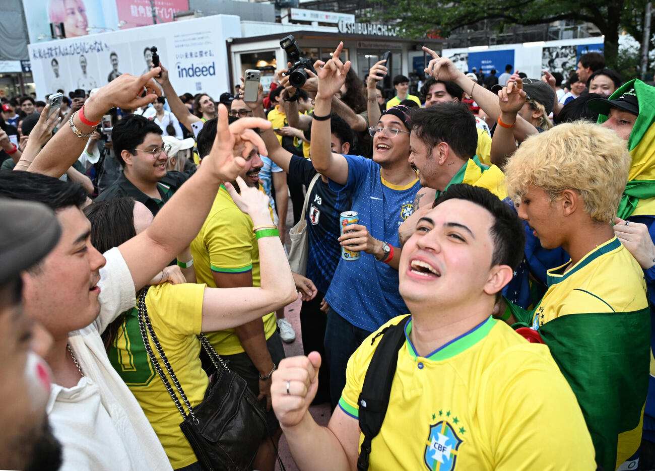 日本に勝利し、歓喜するブラジルサポーター（撮影・千葉一成）