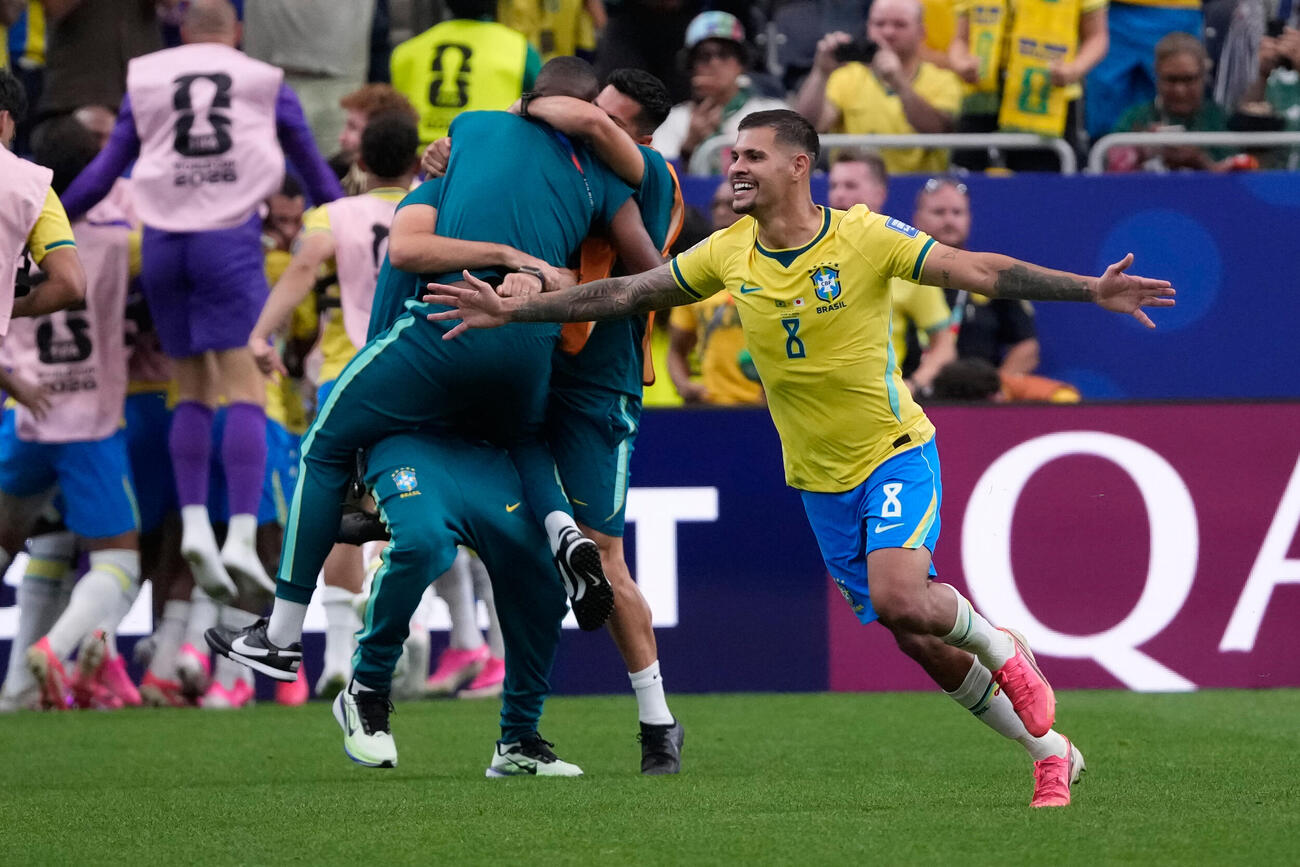 チーム2点目を祝福する、ブラジルのブルーノ・ギマランイス（AP）