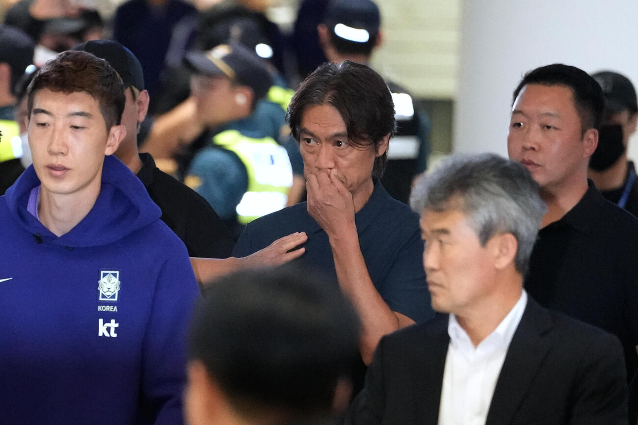 W杯1次リーグで敗退し、韓国代表の監督を辞任した洪明甫氏が仁川空港に帰国した（AP）