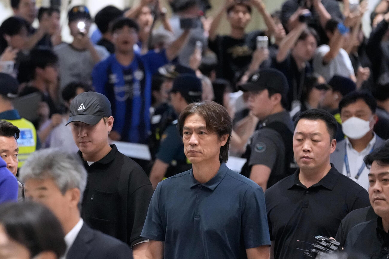 W杯1次リーグで敗退し、韓国代表の監督を辞任した洪明甫氏が仁川空港に帰国した（AP）
