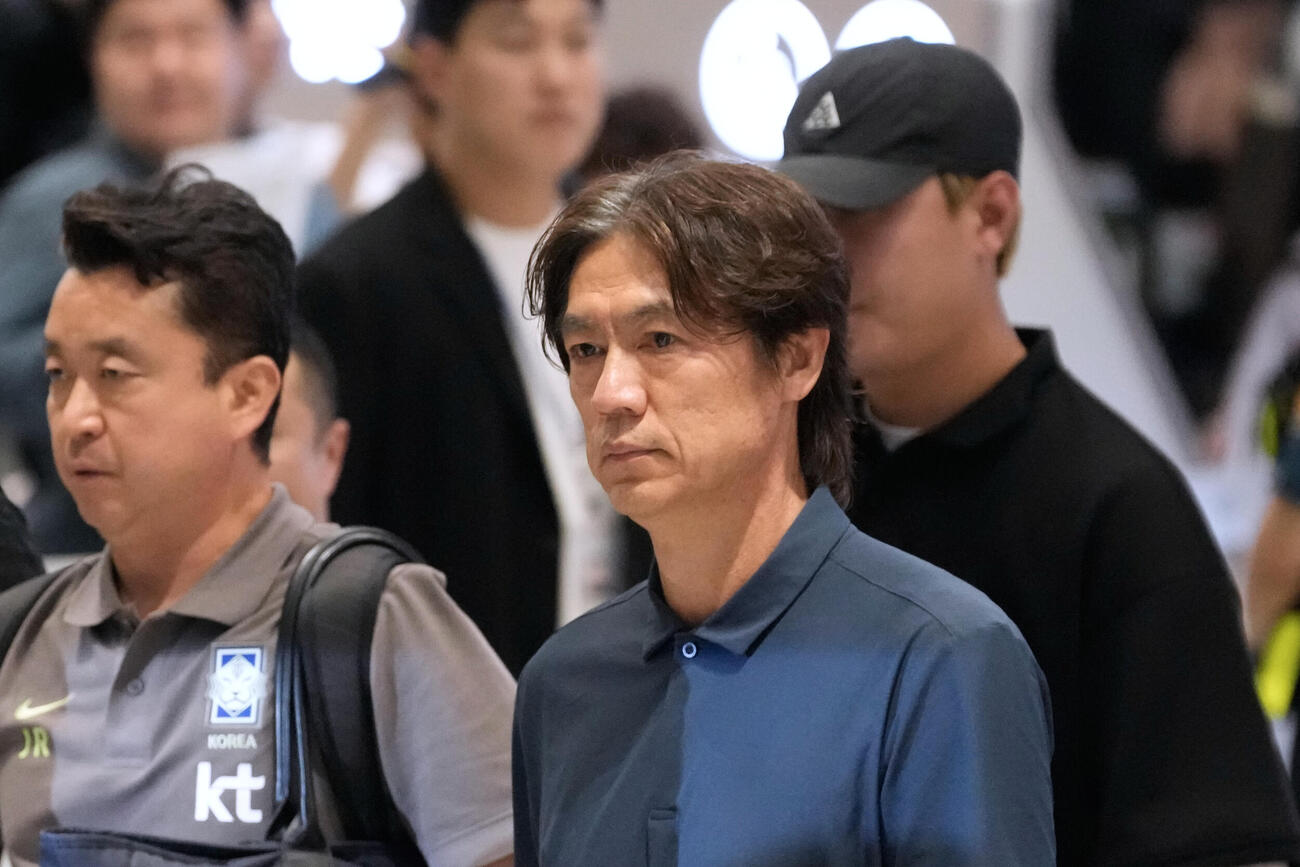 W杯1次リーグで敗退し、韓国代表の監督を辞任した洪明甫氏が仁川空港に帰国した（AP）