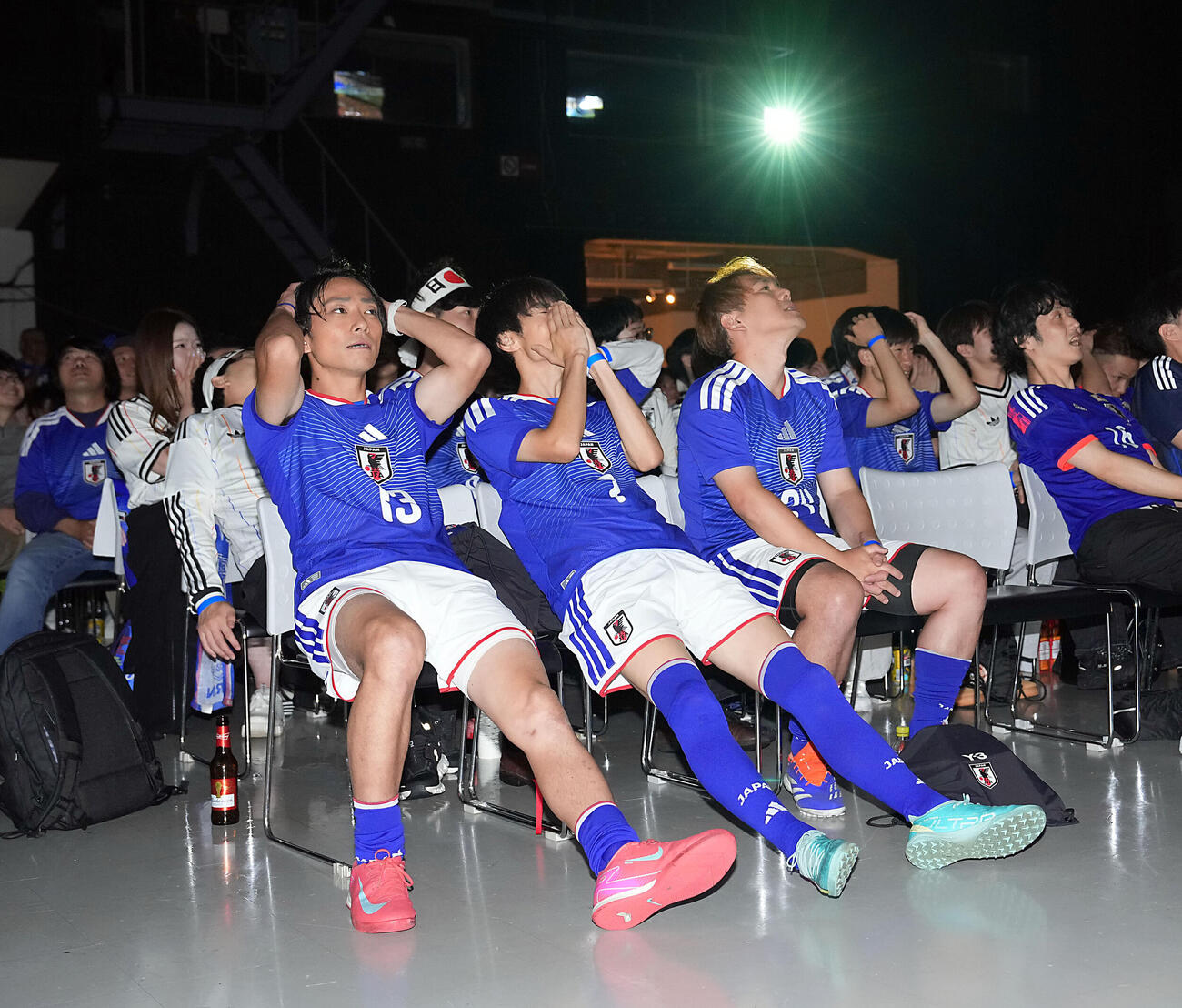 試合終了のホイッスルとともに悔しそうな表情を浮かべるちょいまねジャパンのメンバー。左から中村系統、似笘薫、佐野回収業者（撮影・たえ見朱実）