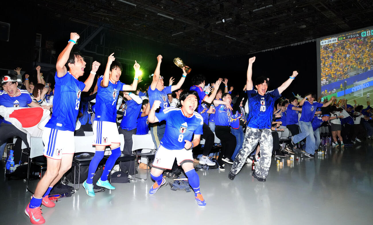 先制ゴールに喜びを爆発させる「ちょいまねジャパン」のメンバー。左2人目から中村系統、似笘薫、似ない野拓実（撮影・たえ見朱実）