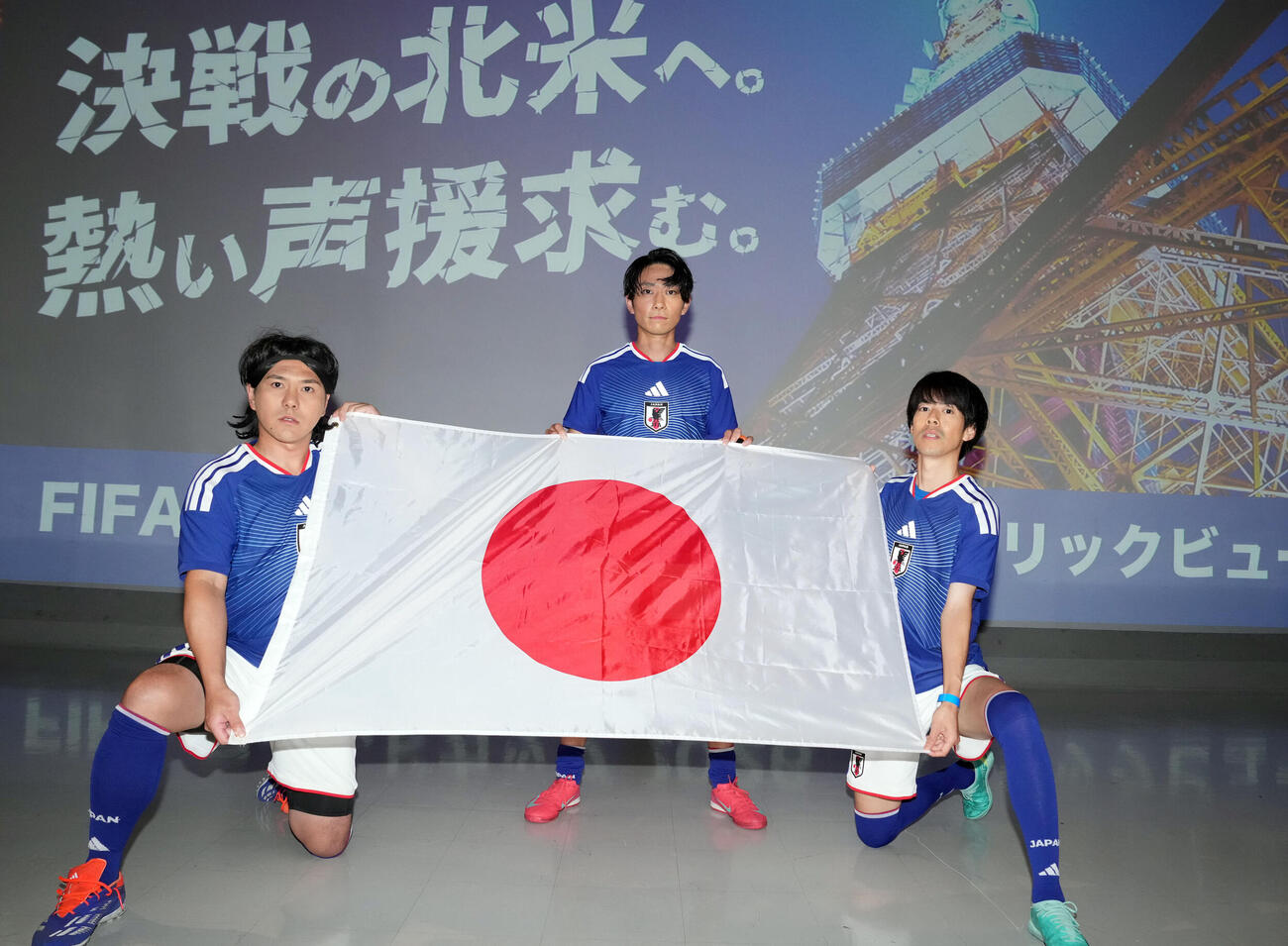試合前、気合の入った表情を見せる「ちょいまねジャパン」のメンバー。左から似ない野拓実、中村系統、似笘薫（撮影・たえ見朱実）