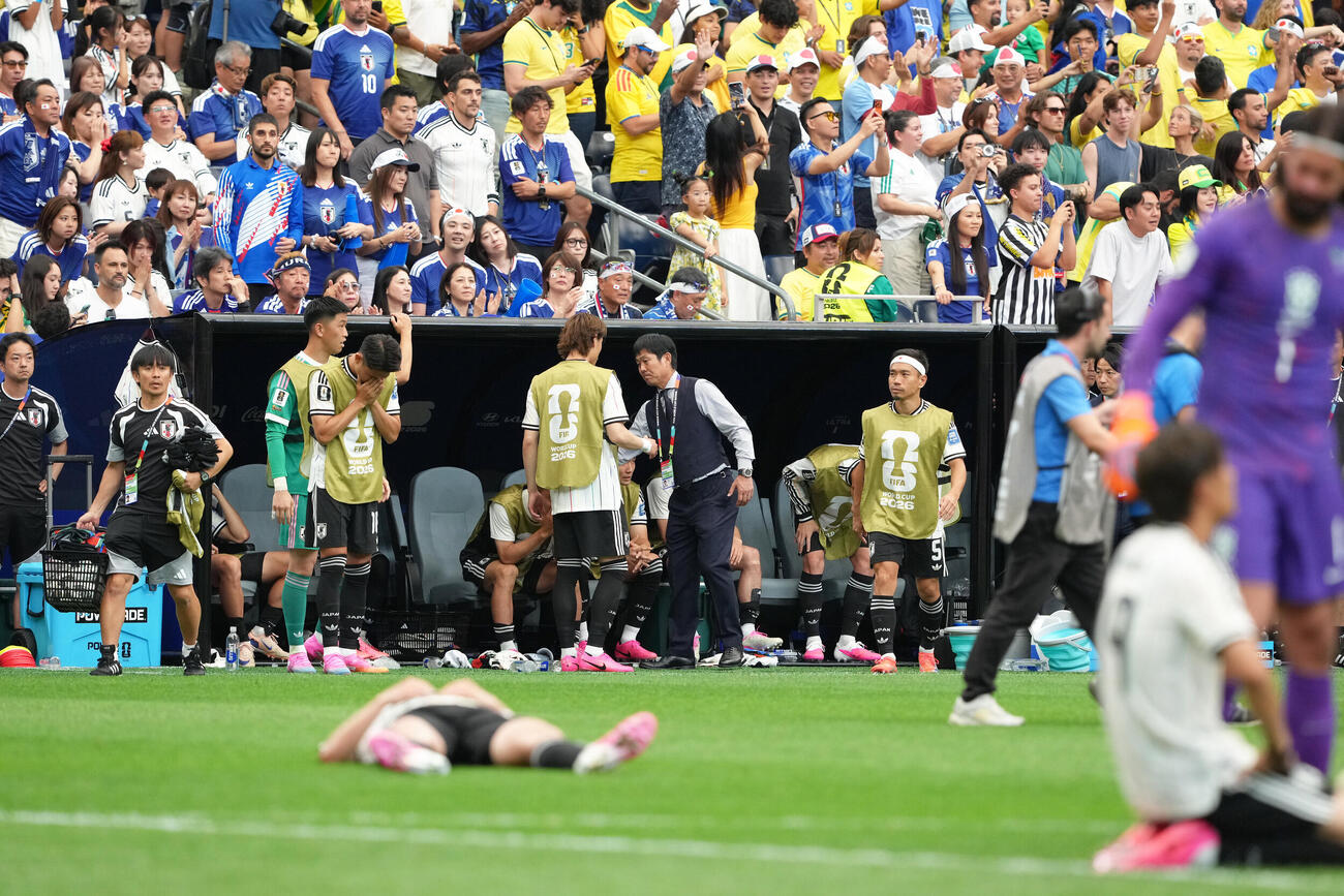 日本対ブラジル　ブラジルに敗れ、肩を落とす森保一監督（中央右）（撮影・足立雅史）