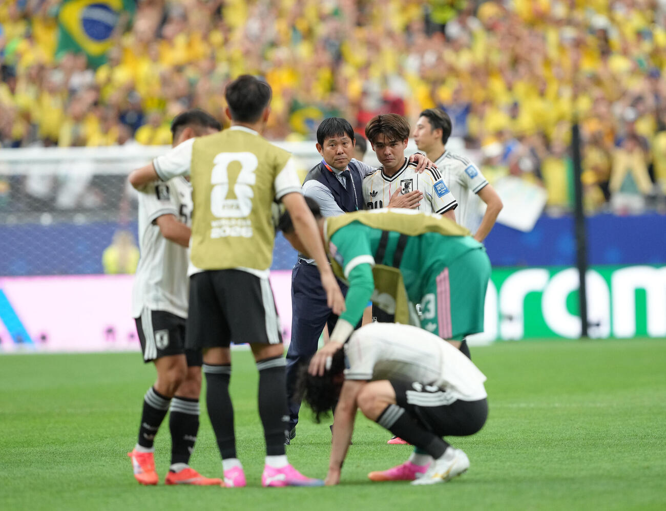 日本対ブラジル　試合後、佐野海舟（後方右）に声をかける森保一監督（撮影・足立雅史）