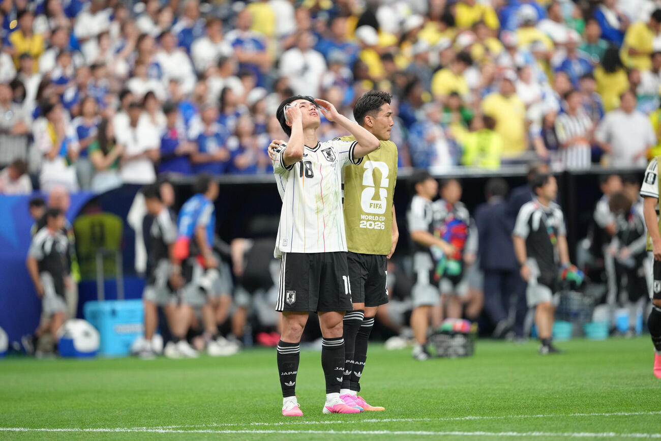 日本対ブラジル　ブラジルに敗れ天を仰ぐ上田綺世。右は渡辺剛（撮影・足立雅史）