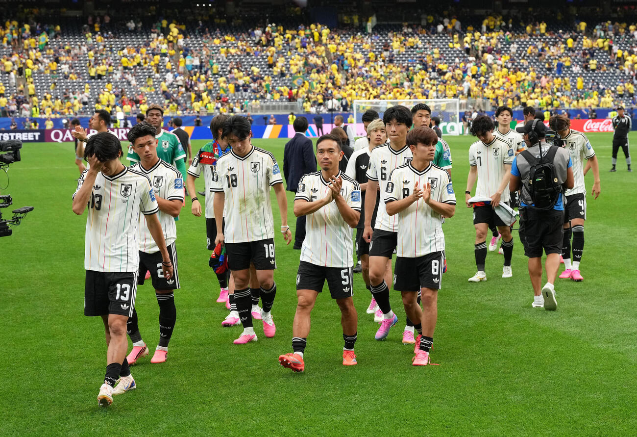 日本対ブラジル　敗れ引き揚げる、左から中村敬斗、塩貝健人、上田綺世、長友佑都、町野修斗、久保建英ら（撮影・足立雅史）