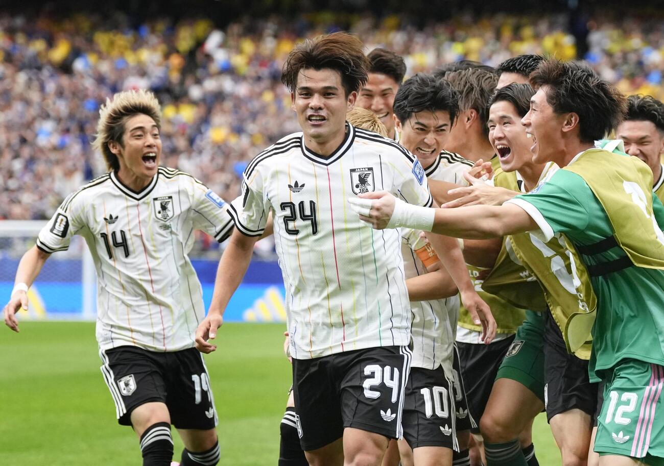 日本－ブラジル　前半、先制ゴールを決め祝福される佐野（24）＝ヒューストン（共同）