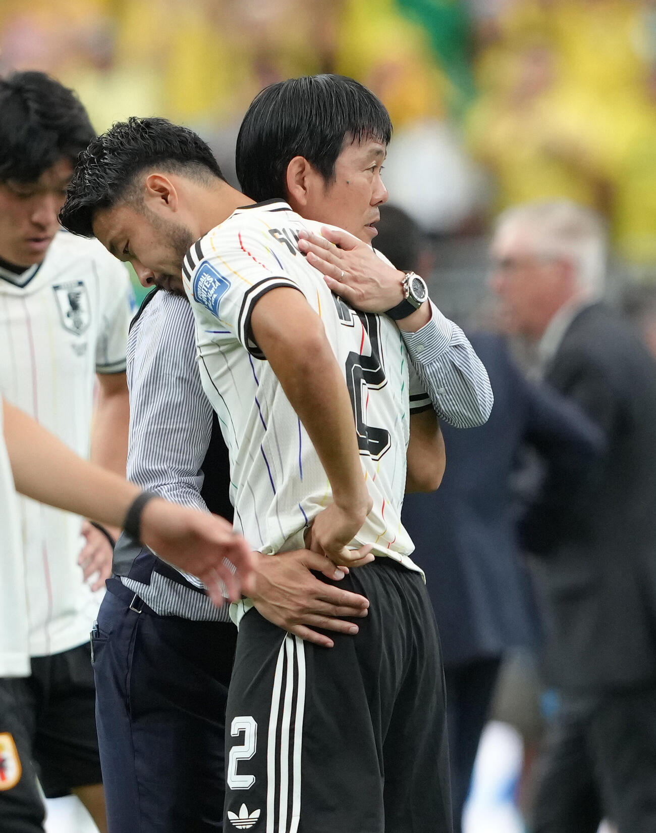 日本対ブラジル　試合後、菅原由勢（右）をねぎらう森保一監督（撮影・足立雅史）
