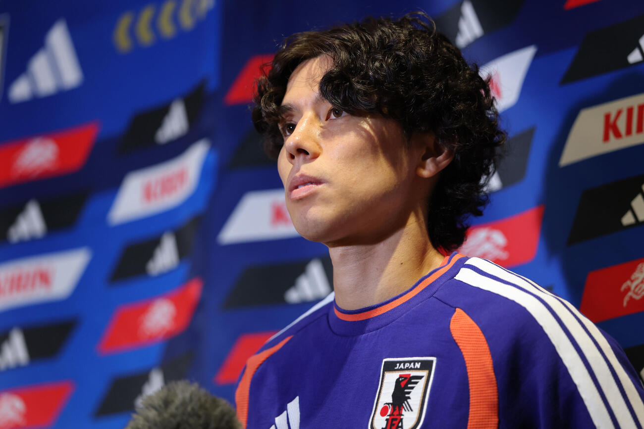 決勝トーナメント1回戦敗退から一夜明け、取材に応じる田中碧