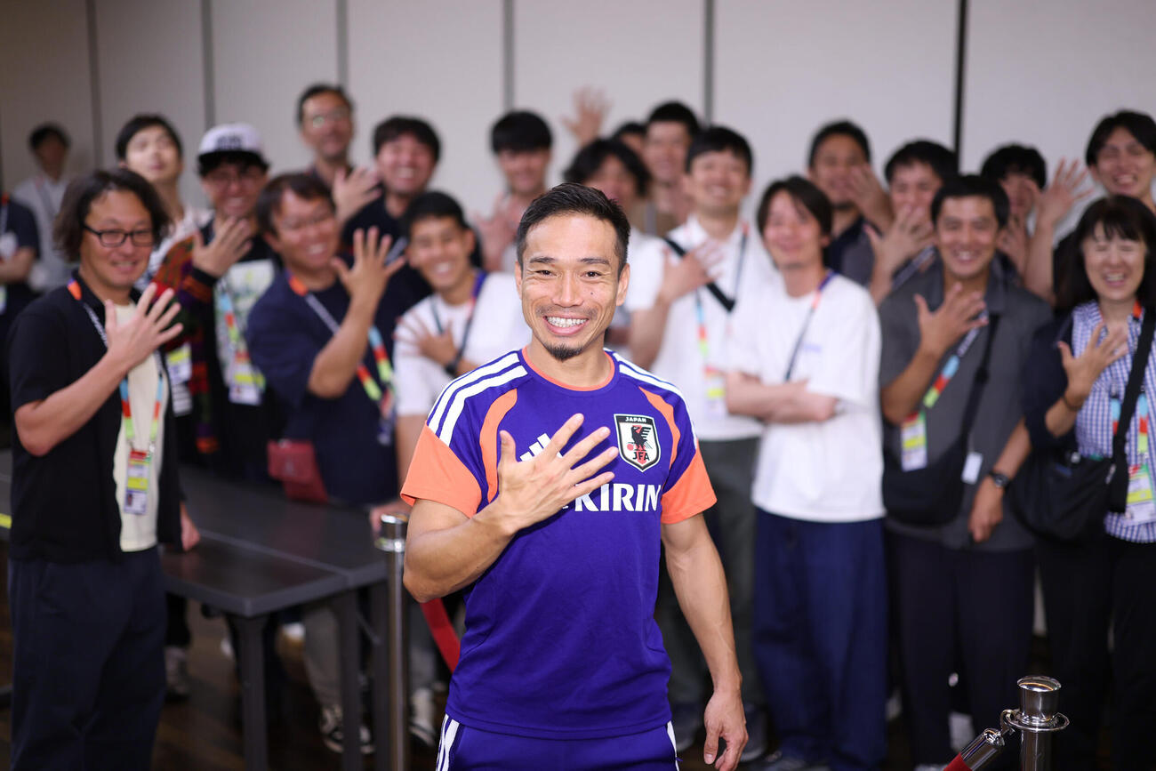 決勝トーナメント1回戦敗退から一夜明け取材を終え、ポーズを決める長友佑都