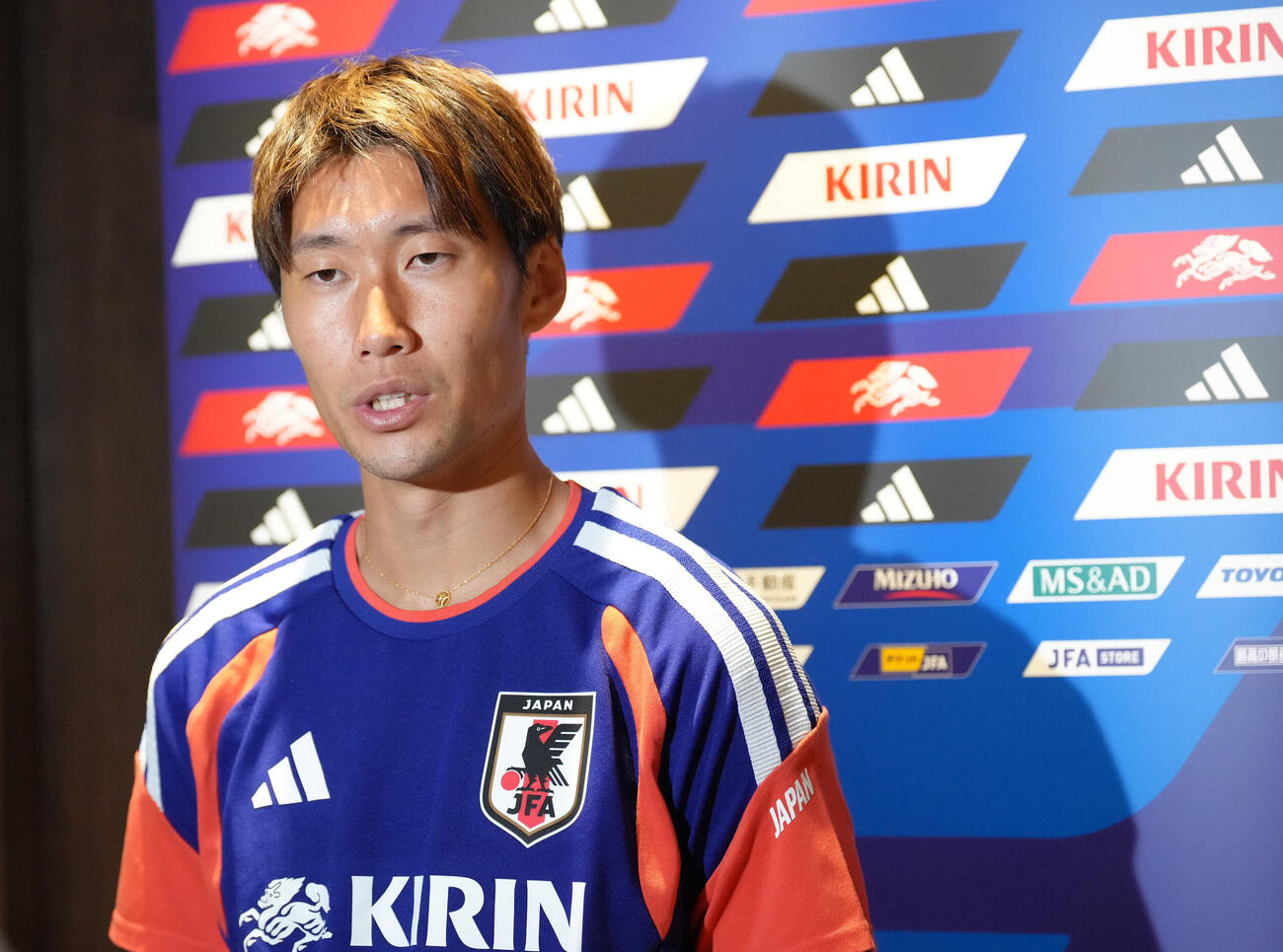 決勝トーナメント1回戦敗退から一夜明け、取材に応じる鎌田大地（撮影・足立雅史）