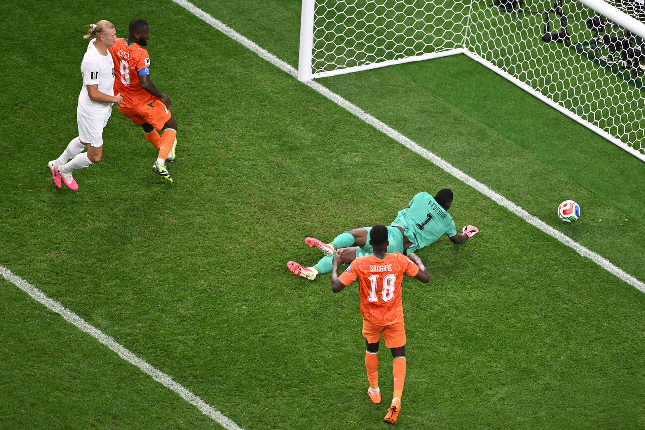 コートジボワール対ノルウェー　後半、決勝ゴールを決めるノルウェーのハーランド（左、AP）