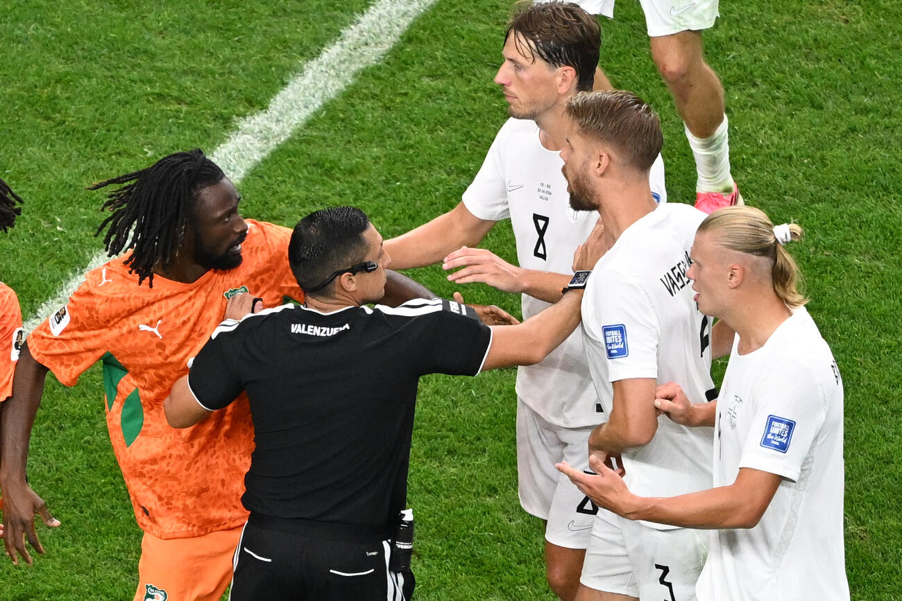 コートジボワール対ノルウェー　後半、ヒートアップする両チームの選手たち（AP）