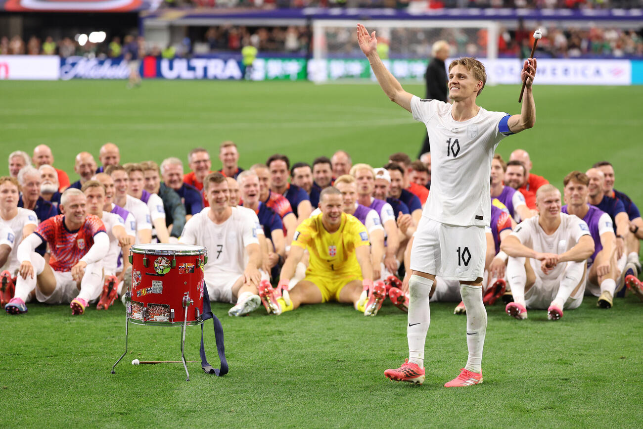 コートジボワール対ノルウェー　勝利を喜ぶノルウェーの選手たち。中央はエデゴール（AP）
